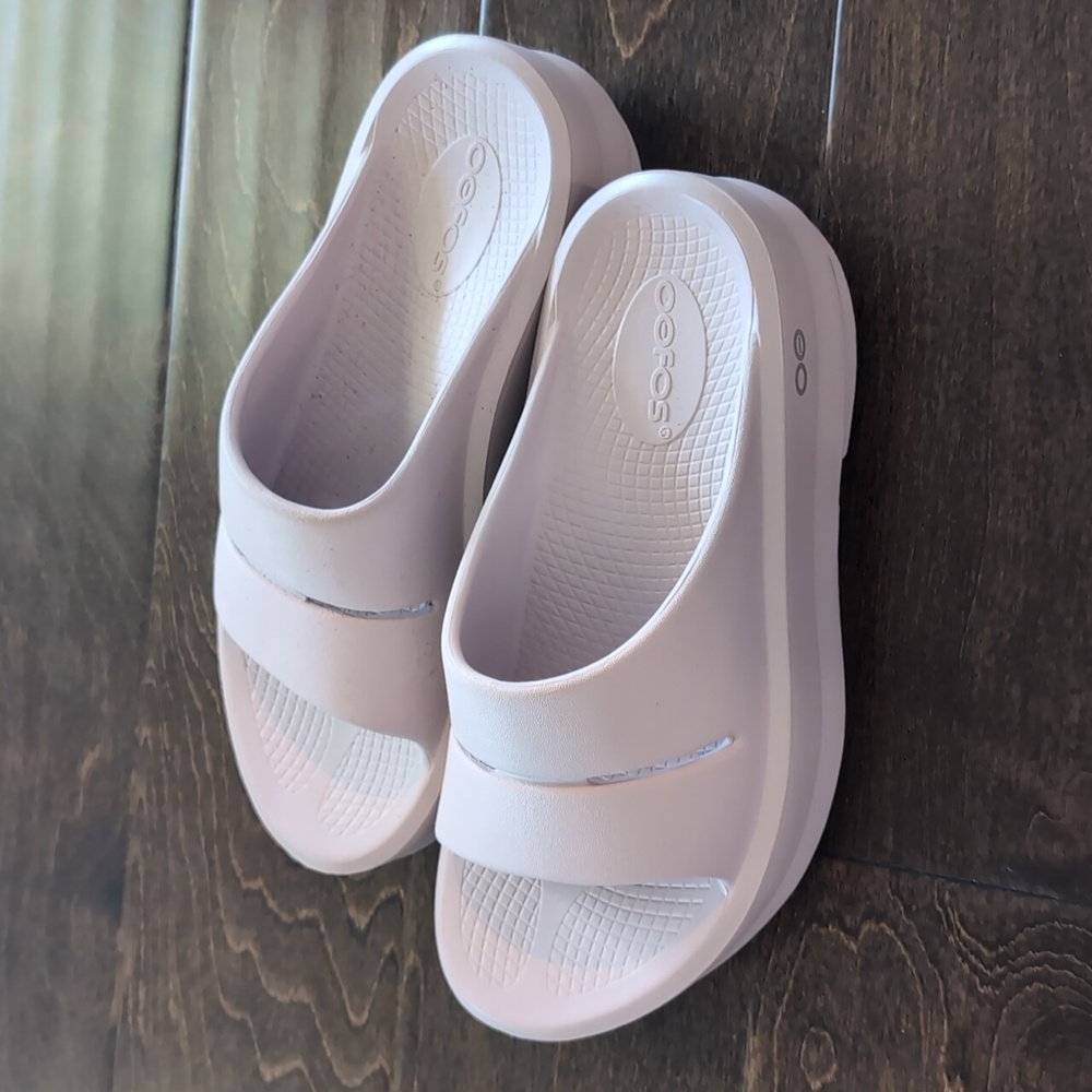 Oofos Women's size 7 OOmega OOahh Sandal - Stardust - NEW